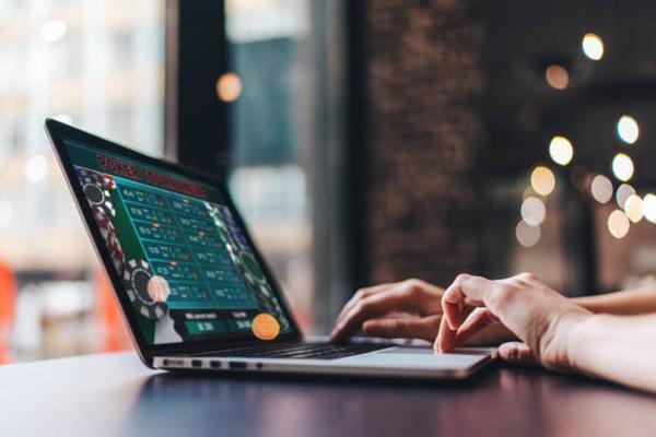 Guide to chơi poker online successfully