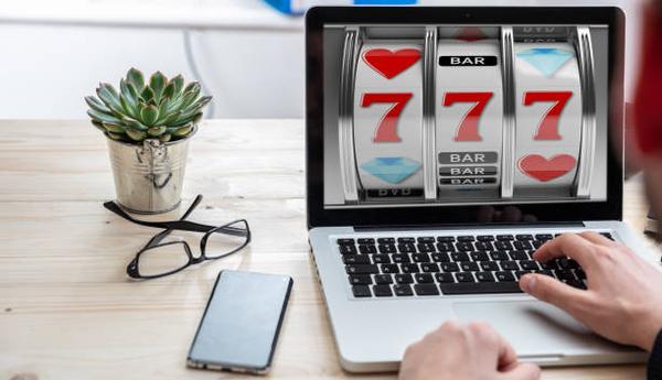 Discover Poker and Blackjack Formats with เว็บคาสิโนออนไลน์ for Table Game Fans